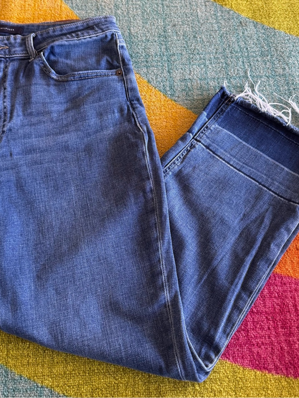 Tommy Hilfiger Cropped Ankle Jeans in Medium Blue with Frayed Hem